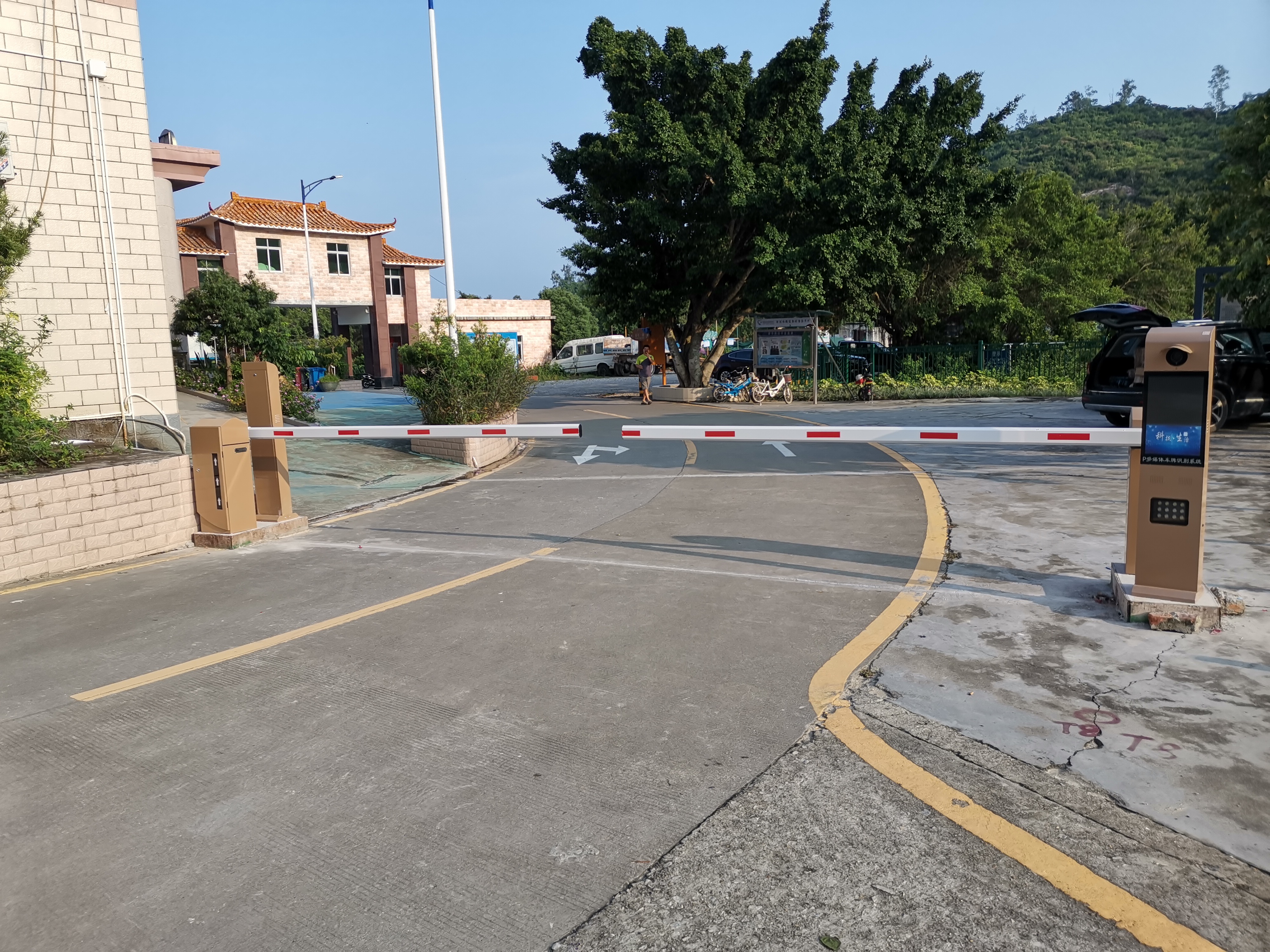 感謝深圳五星級(jí)旅游景區(qū)西涌來公司考查后選用我們的金色彩屏車牌識(shí)別系統(tǒng)